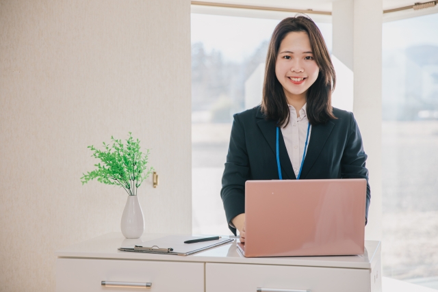 エミナルクリニック内でオンライン面接ウィ受ける女性応募者