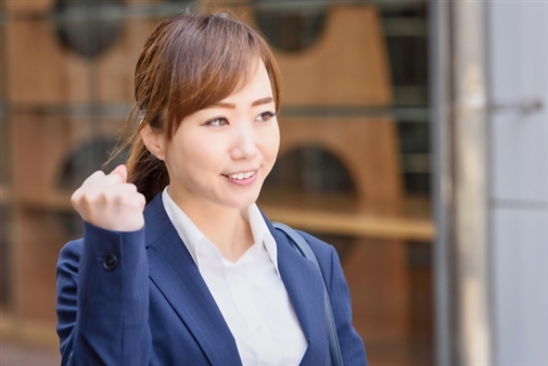 エミナルクリニックのノルマを確認してやる気を出す女性応募者